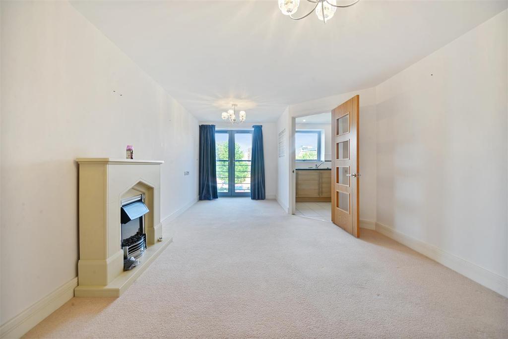 Carnarvon Road, ClactonOnSea, Essex, CO15 6EE 1 bed apartment £160,000