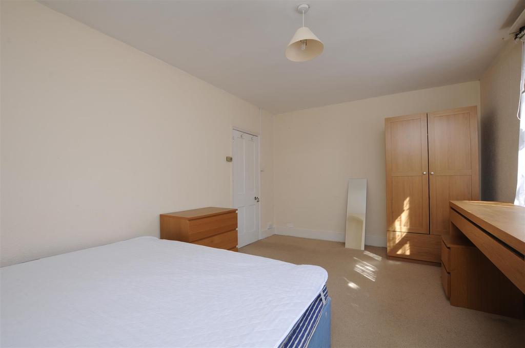 Kingston Road 3 bed flat to rent £2,250 pcm (£519 pw)