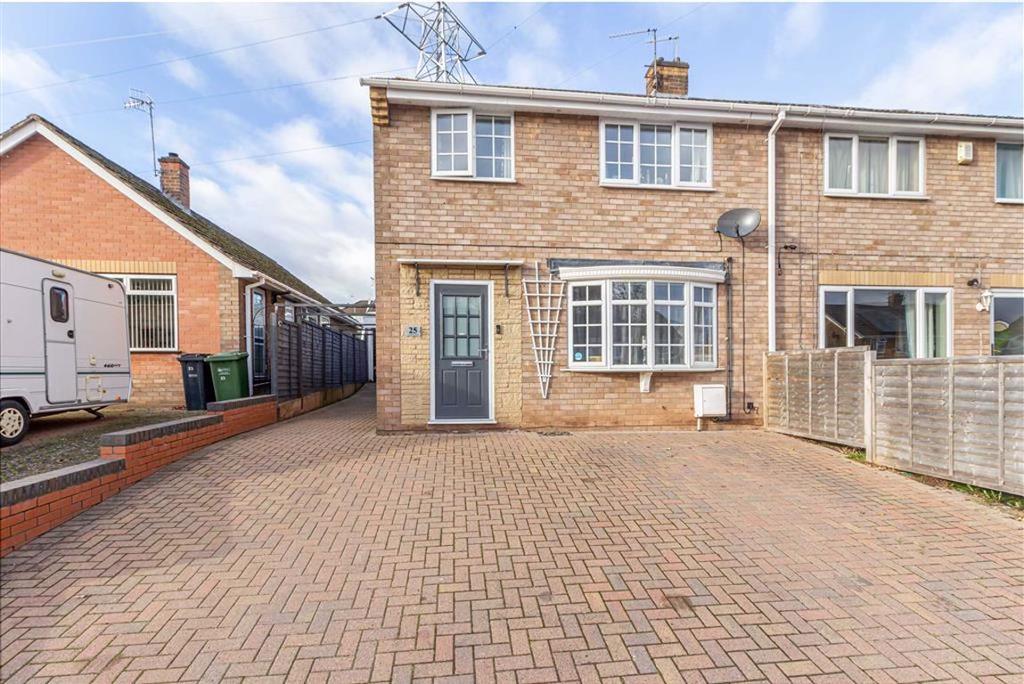Greenacres Road, Worcester 3 bed semidetached house £900 pcm (£208 pw)
