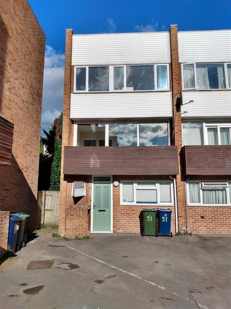 Horwood Close 6 bed house £3,300 pcm (£762 pw)