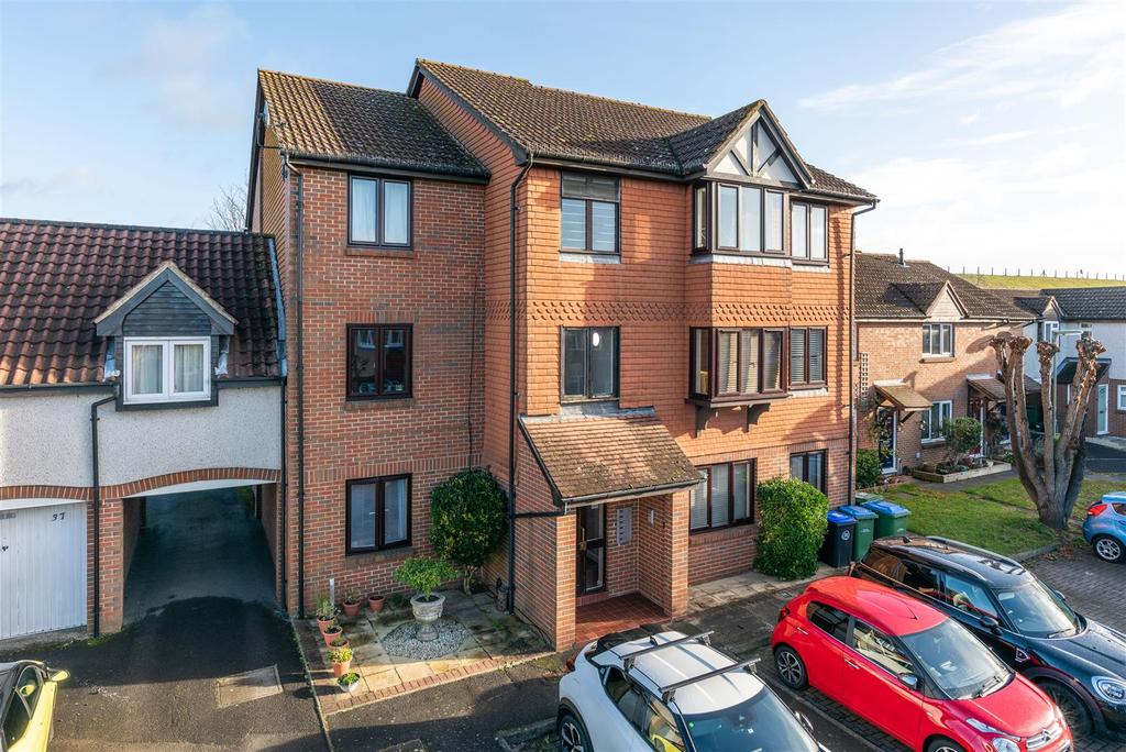 Shaw Drive, WaltonOnThames 1 bed apartment £230,000