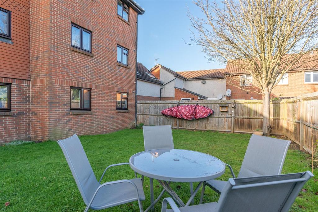 Shaw Drive, WaltonOnThames 1 bed apartment £230,000