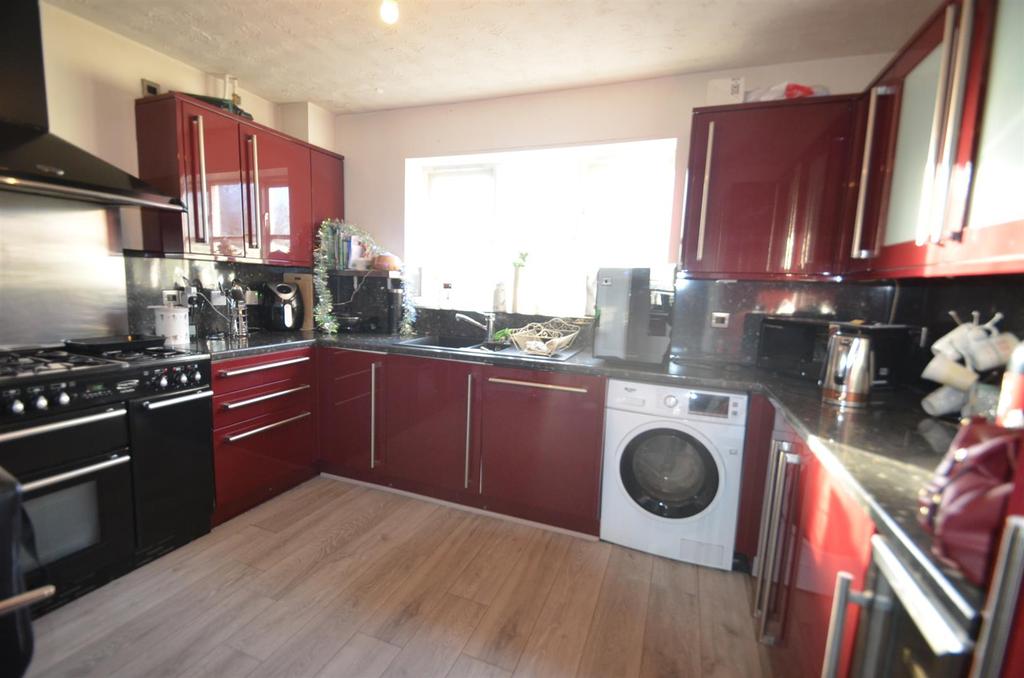 Eisenhower Road, Shefford 3 bed detached house £360,000