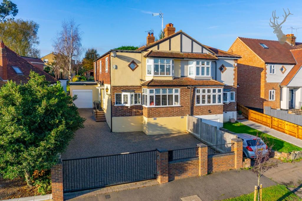 Dukes Avenue, Theydon Bois, Epping 4 bed semidetached house £875,000