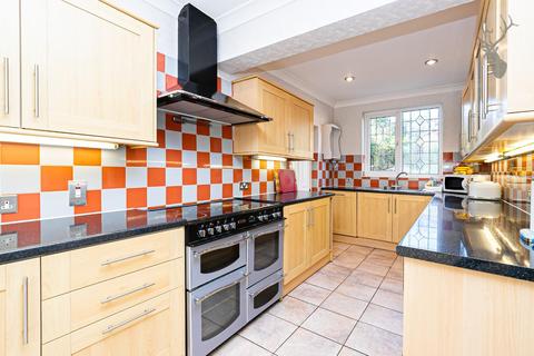 1 Dukes Avenue, Theydon Bois, Epping, CM16 7HG