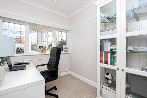1 Dukes Avenue, Theydon Bois, Epping, CM16 7HG