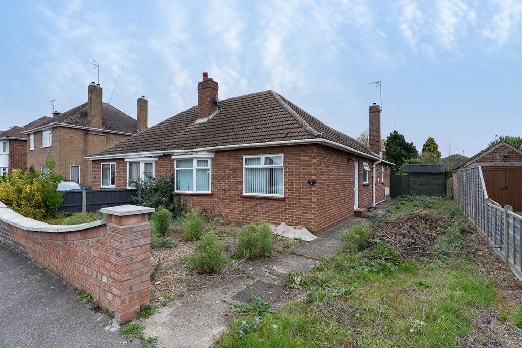West Parade, Spalding PE11 1HD 3 bed semidetached bungalow £200,000