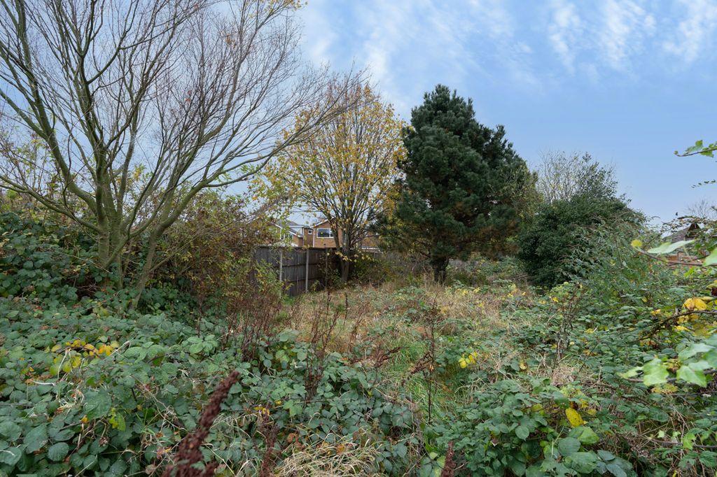 West Parade, Spalding PE11 1HD 3 bed semidetached bungalow £200,000