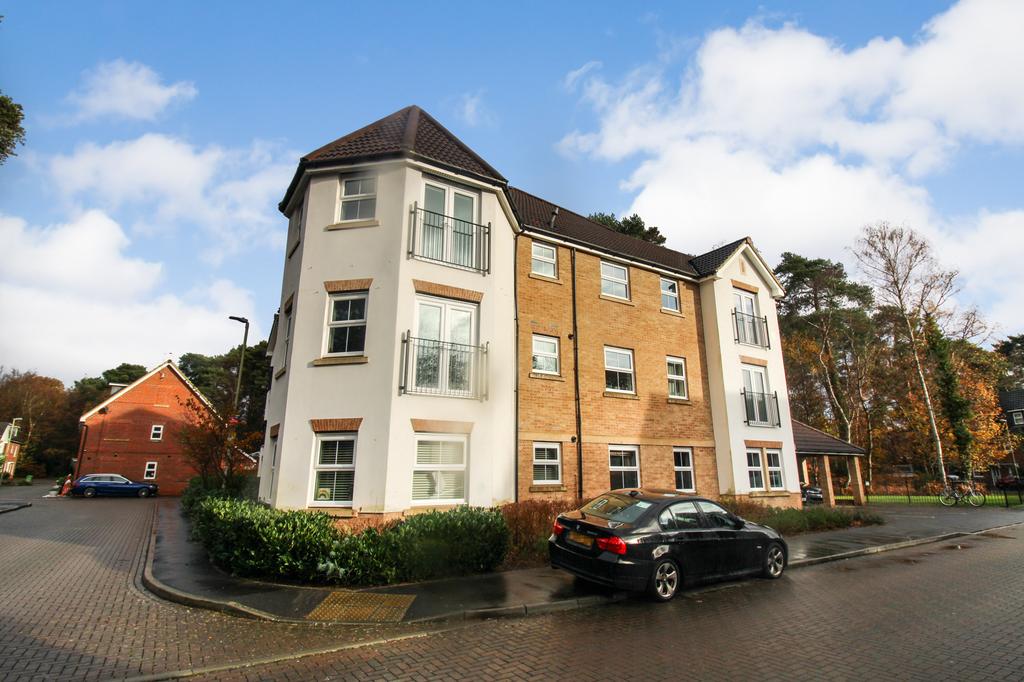 Haskins Gardens, Farnborough, GU14 2 bed apartment £225,000