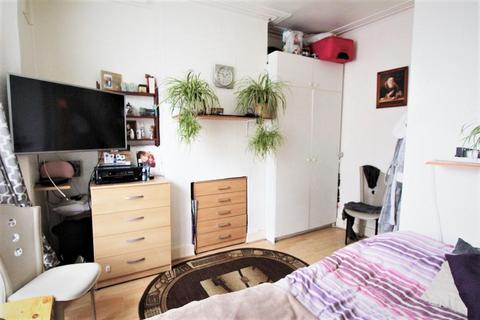 2 bedroom flat for sale, Park Lane , London, N17