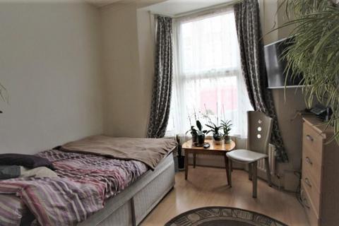 2 bedroom flat for sale, Park Lane , London, N17