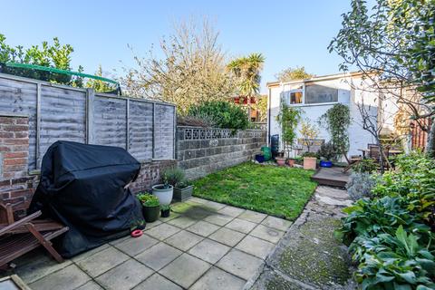 73 Ampthill Road, Southampton, SO15 8LN