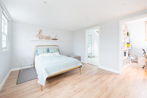 3 bedroom terraced house for sale - Derby Road, London, SW14