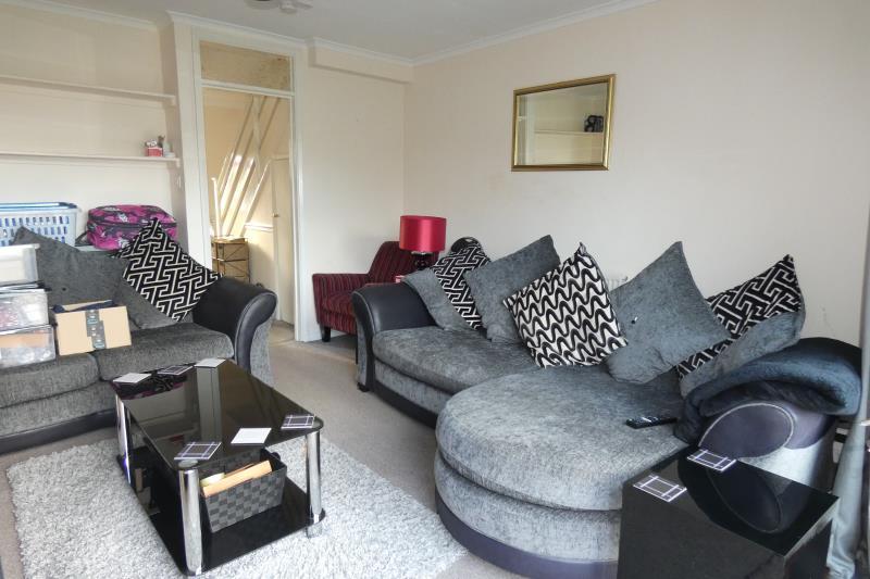Mayfield Close, Carterton, Oxon, OX18 3QR 2 bed semidetached house £