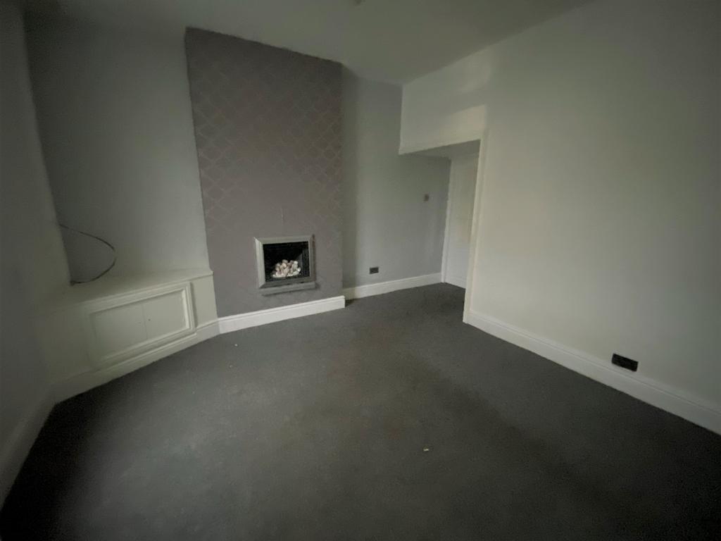 2 bed, 2 reception property to let