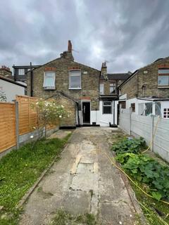 3 bedroom semi-detached house to rent - Kensington Avenue, Manor Park