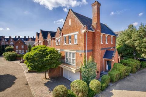 5 Pinel Close, Virginia Water, GU25 4SP