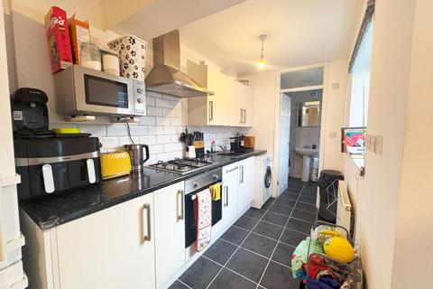 2 bedroom terraced house to rent, Lawrence Street, Gillingham