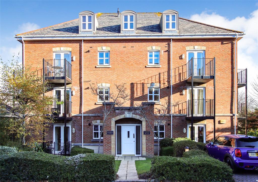 Hillcroft Close, Lymington... 2 bed penthouse £340,000
