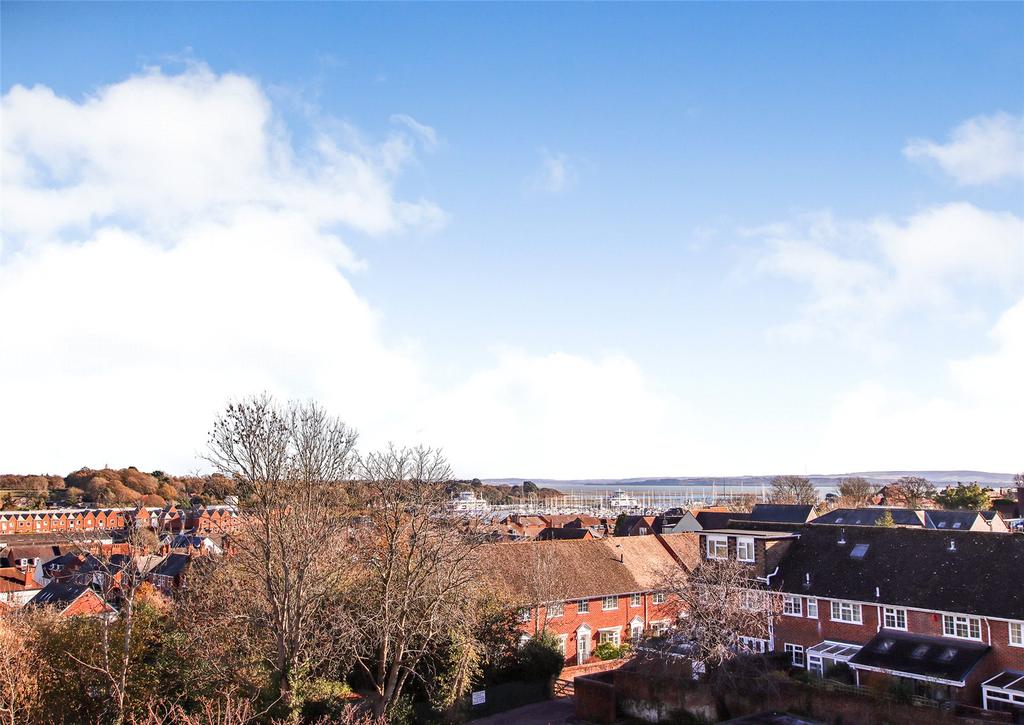 Hillcroft Close, Lymington... 2 bed penthouse £340,000