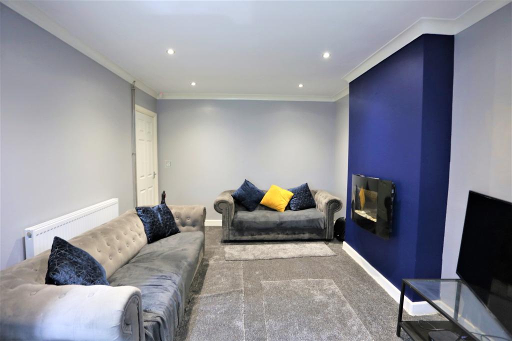 Bleakhouse Road, Oldbury, B68 3 bed detached house £995 pcm (£230 pw)