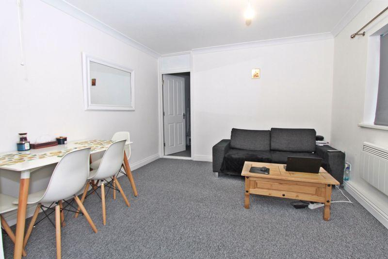 Mansell Road, Greenford 1 bed flat £1,000 pcm (£231 pw)