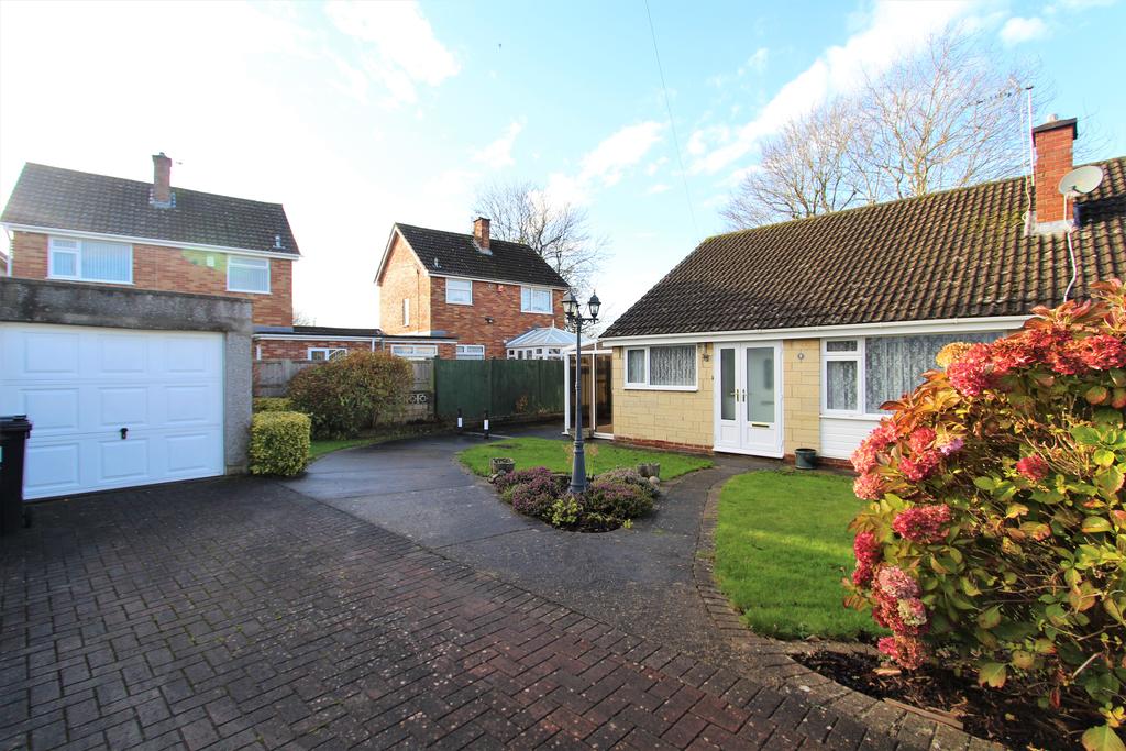 Lodge Drive, Oldland Common, Bristol, BS30 6RQ 3 bed semidetached