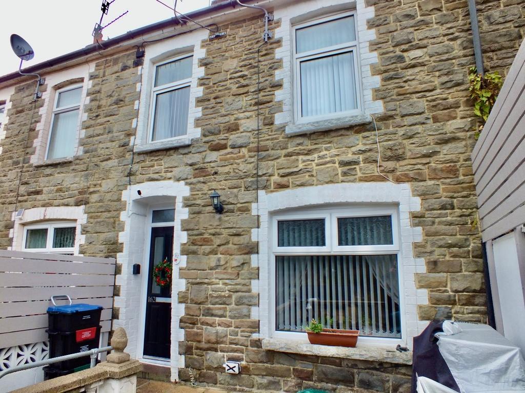 Richmond Road, Six Bells... 2 bed terraced house £100,000