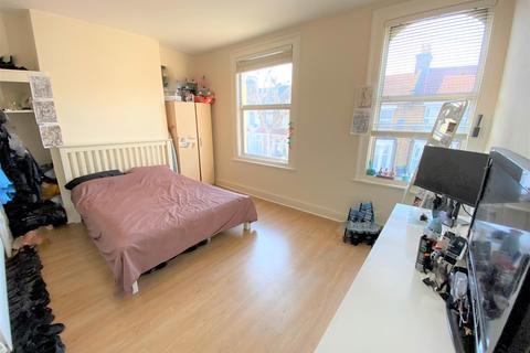 4 bedroom semi-detached house to rent - Eve Road, Leytonstone E11