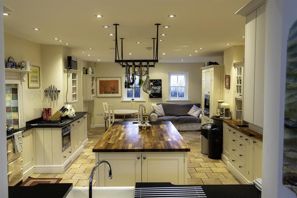 Kitchen 1.jpg