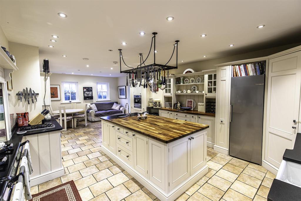 Kitchen 2.jpg