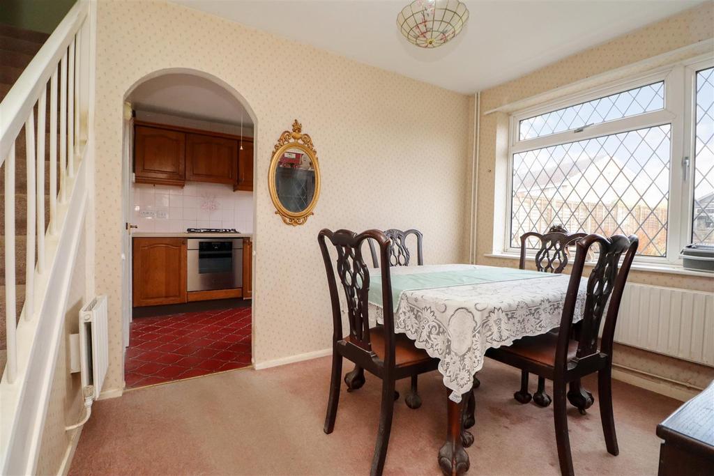 Lambs Farm Road, Horsham 3 bed semidetached house for sale £375,000