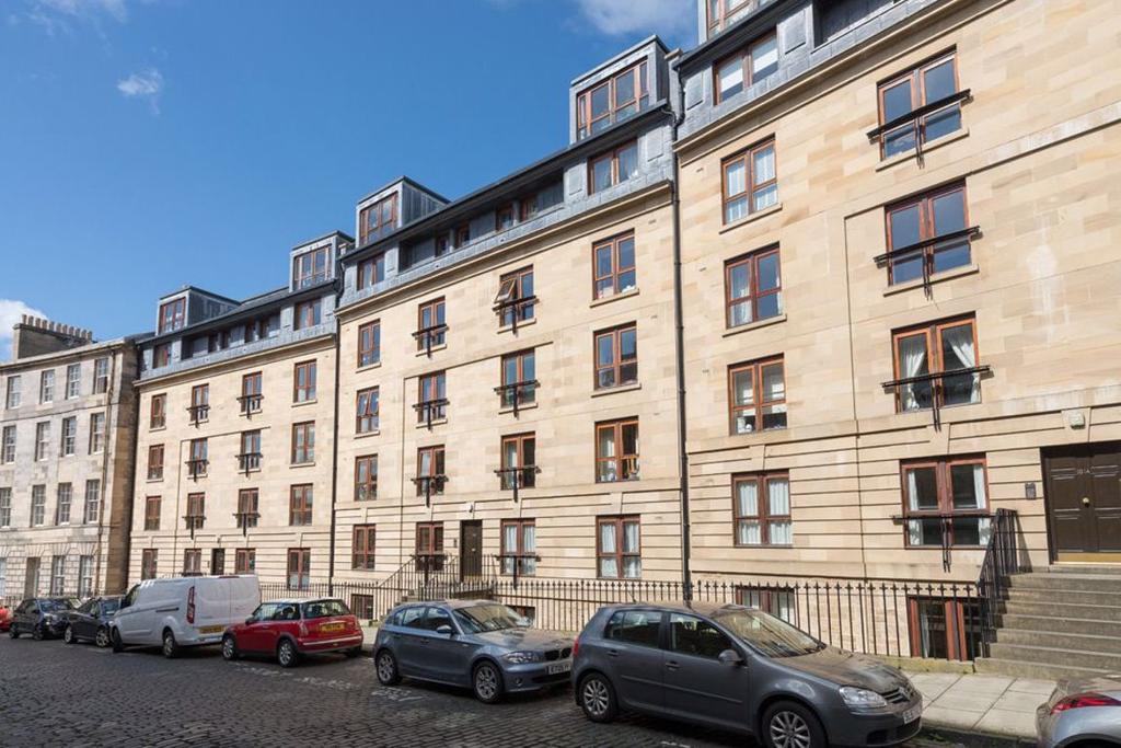 ST STEPHEN STREET, NEW TOWN, EH3 5AB 2 bed flat £1,050 pcm (£242 pw)