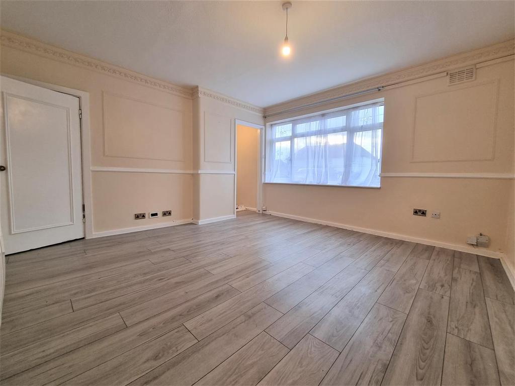 Woodlands Drive, Stanmore 3 bed terraced house £1,600 pcm (£369 pw)