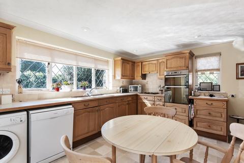 2 Highfield Close, Farnham, GU9 8EZ