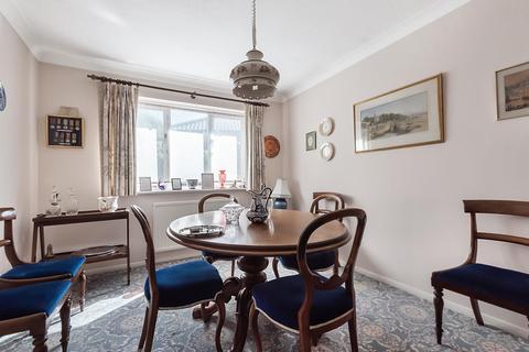 2 Highfield Close, Farnham, GU9 8EZ