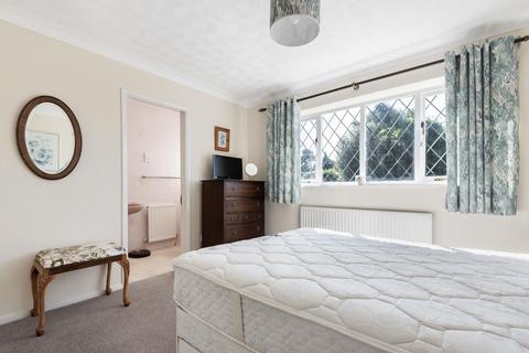 2 Highfield Close, Farnham, GU9 8EZ