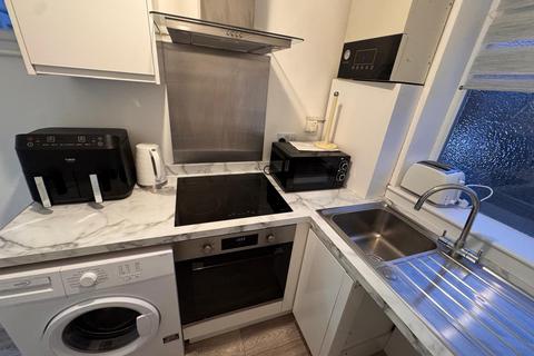 2 bedroom flat to rent, George Lane, E18