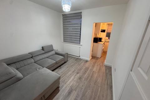 2 bedroom flat to rent, George Lane, E18