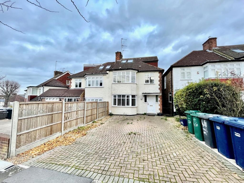 Monks Avenue, 2 bed flat £1,600 pcm (£369 pw)
