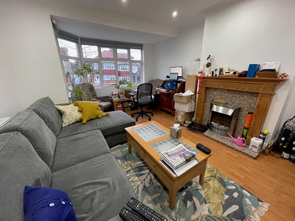 Monks Avenue, 2 bed flat £1,600 pcm (£369 pw)
