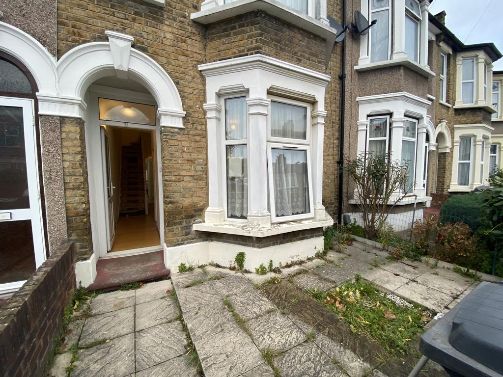 Malta Road, London E10 4 bed terraced house £1,850 pcm (£427 pw)