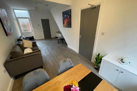 5 bedroom end of terrace house to rent, Marcus Grove, Rusholme, Manchester, M14 5GX