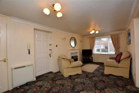 2 bedroom apartment for sale - Richmond Close, Bramley, Leeds