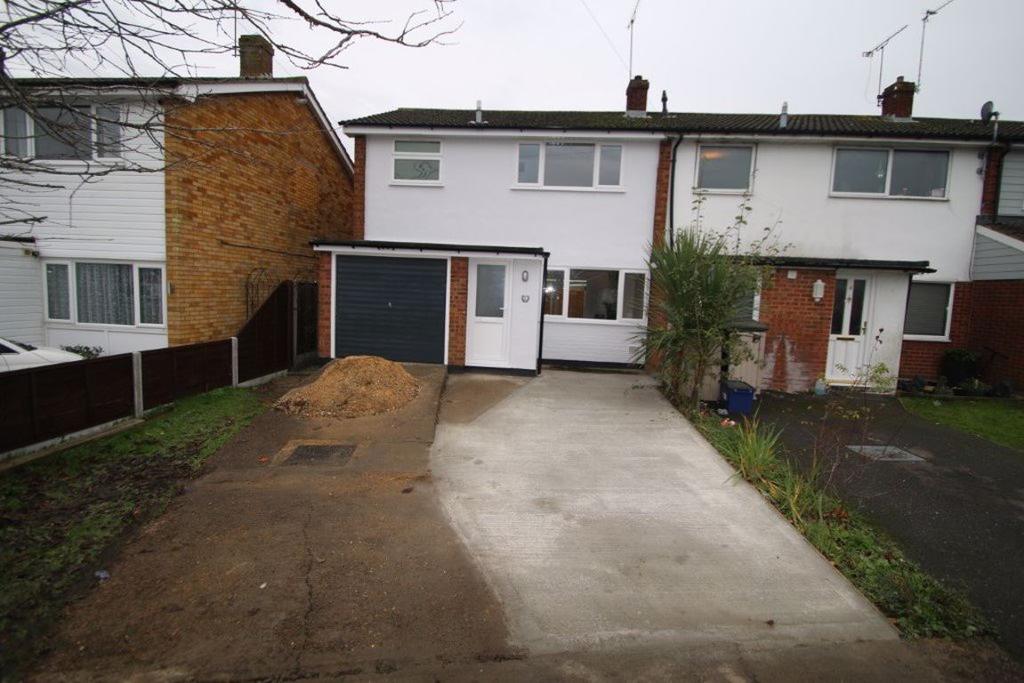 SOUTHMINSTER 3 bed terraced house £1,250 pcm (£288 pw)