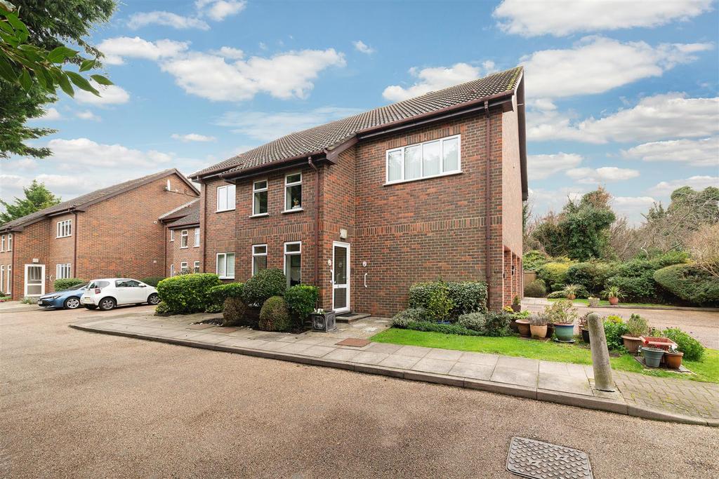 Lane, Cheam, Sutton 2 bed apartment £350,000