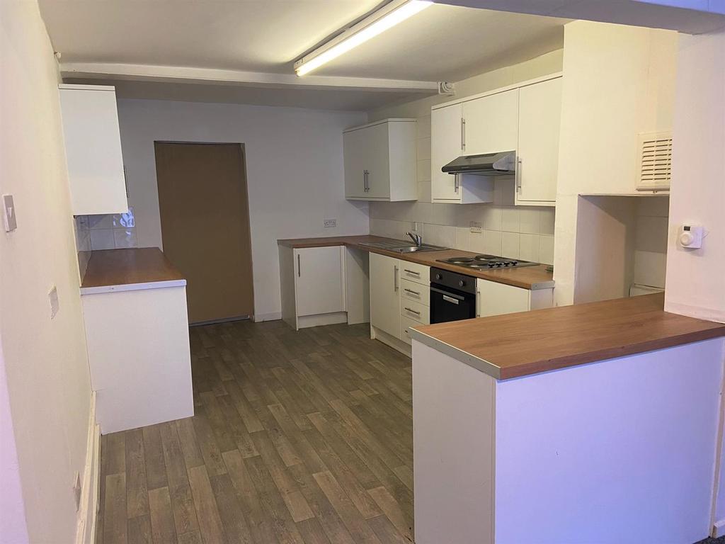 Bancroft Lane, Mansfield 3 bed semidetached house £600 pcm (£138 pw)