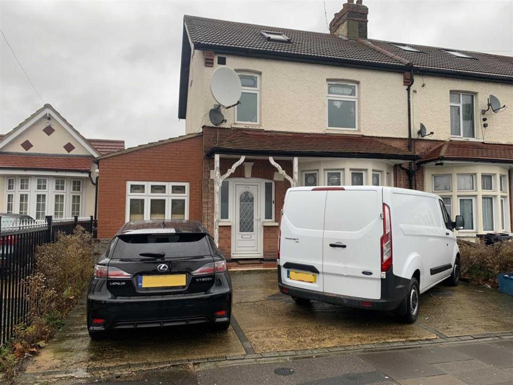 Meads Lane, Seven Kings 4 bed end of terrace house £600,000