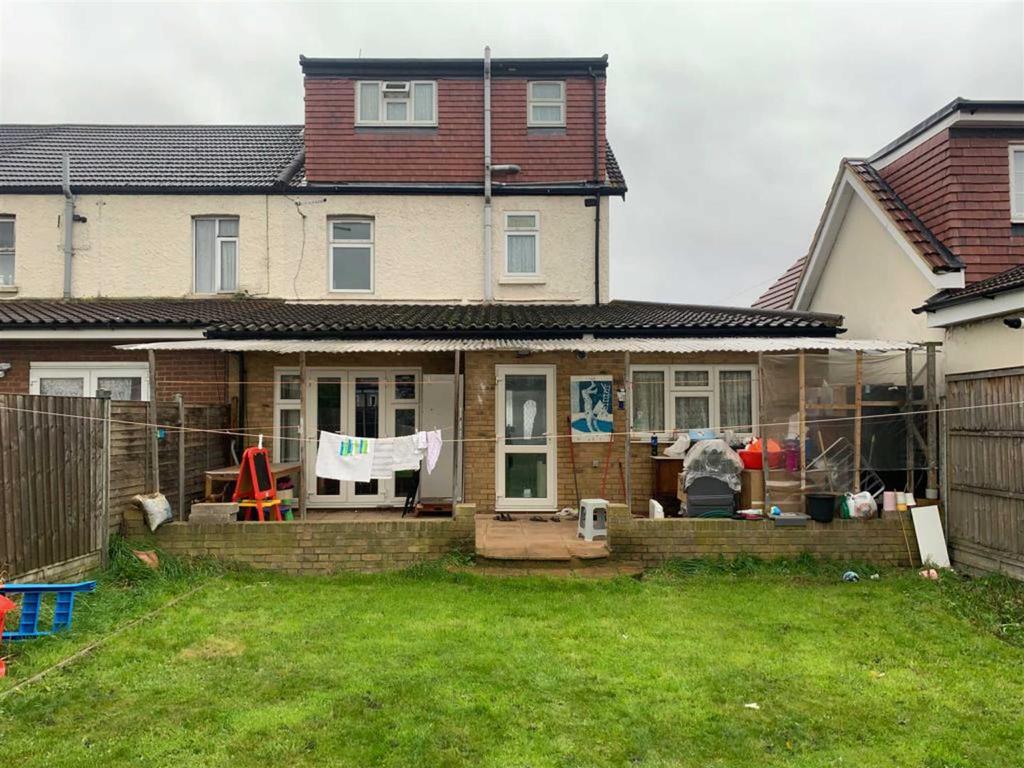Meads Lane, Seven Kings 4 bed end of terrace house £600,000