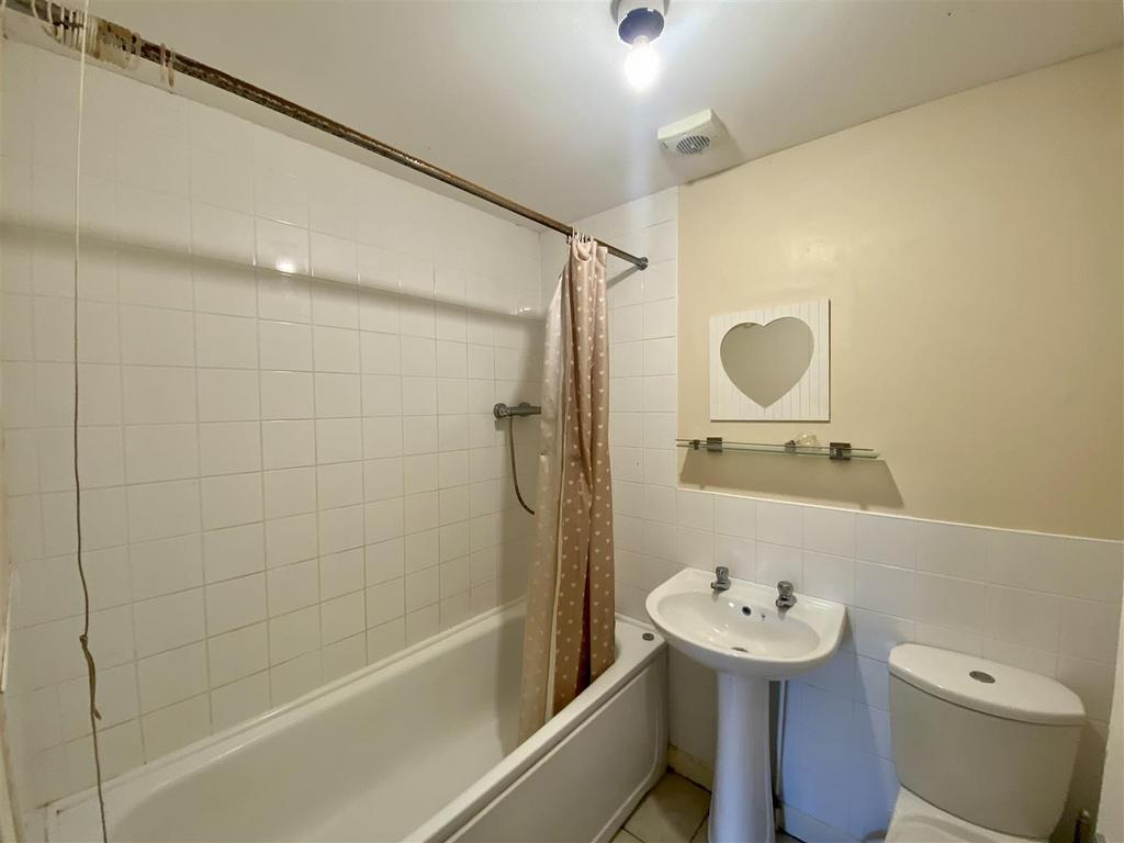 11 Winch Crescent, Haverfordwest 3 bed semidetached house £750 pcm